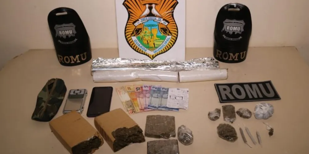 Além da droga, o rapaz ainda tinha balança de precisão e outros objetos relacionados ao tráfico de drogas