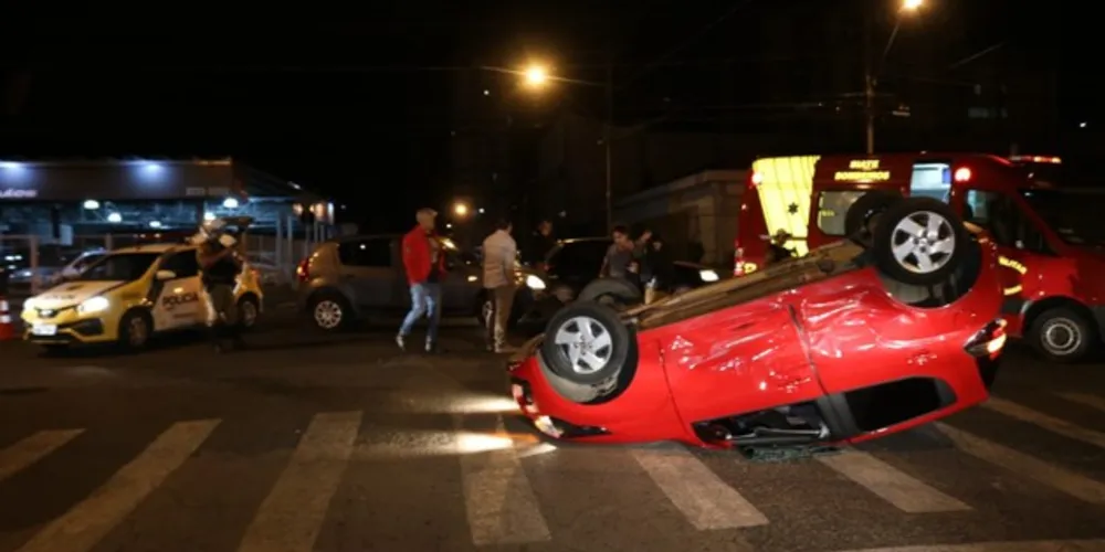 Colisão, no cruzamento com a Rua Riachuelo, envolveu um Renault Sandero e um Fiat Mobi