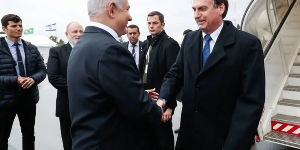 O primeiro-ministro de Israel, Benjamin Netanyahu, recebe o presidente Jair Bolsonaro, em cerimônia oficial de chegada  