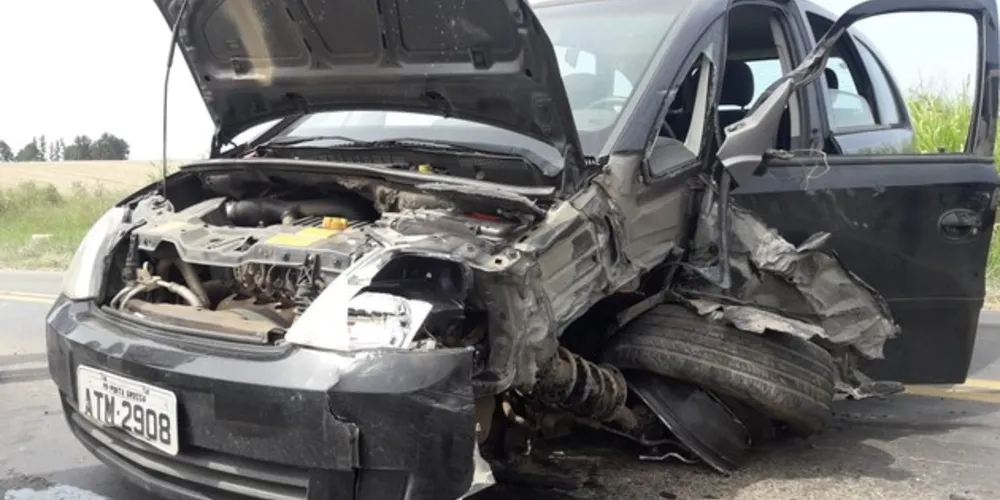 Motorista do automóvel seguia sentido bairro Cará-Cará quando perdeu o controle do veículo e invadiu pista contrária 