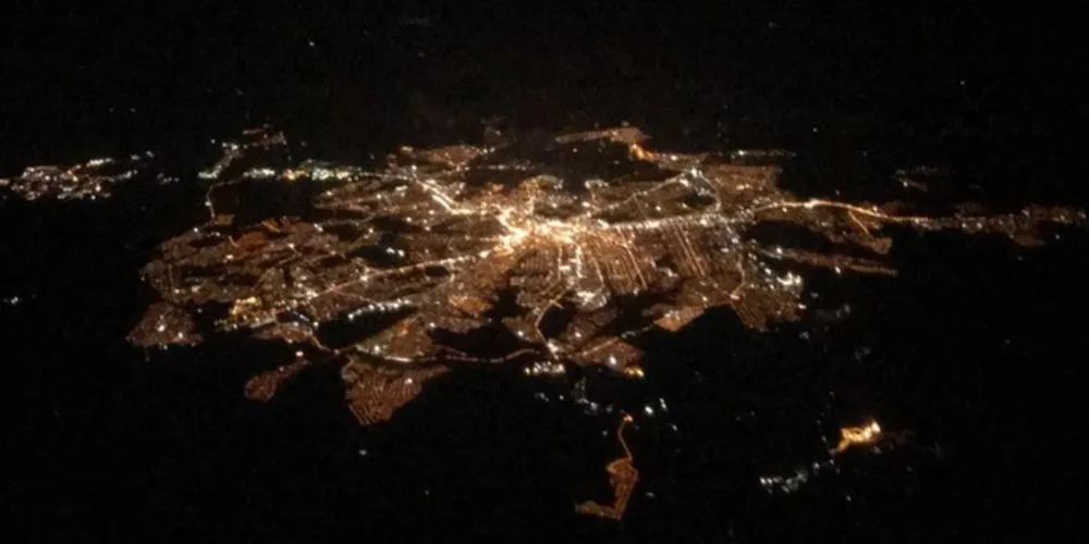 Mancha urbana noturna impressiona e comentários nas redes sociais exaltam a beleza da cidade!