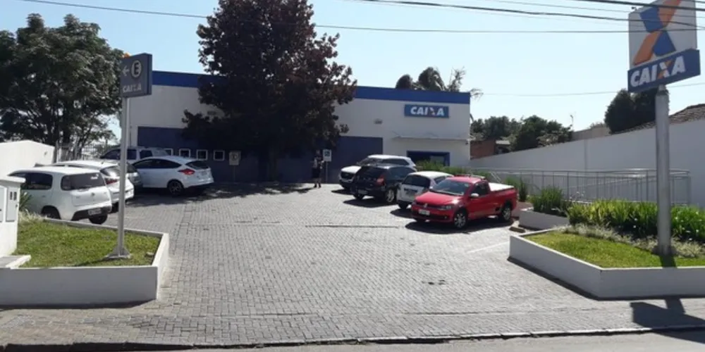 Rapaz estava entrando na agência quando foi abordado por dois homens, um deles armado, que fizeram ameaças e roubaram o malote