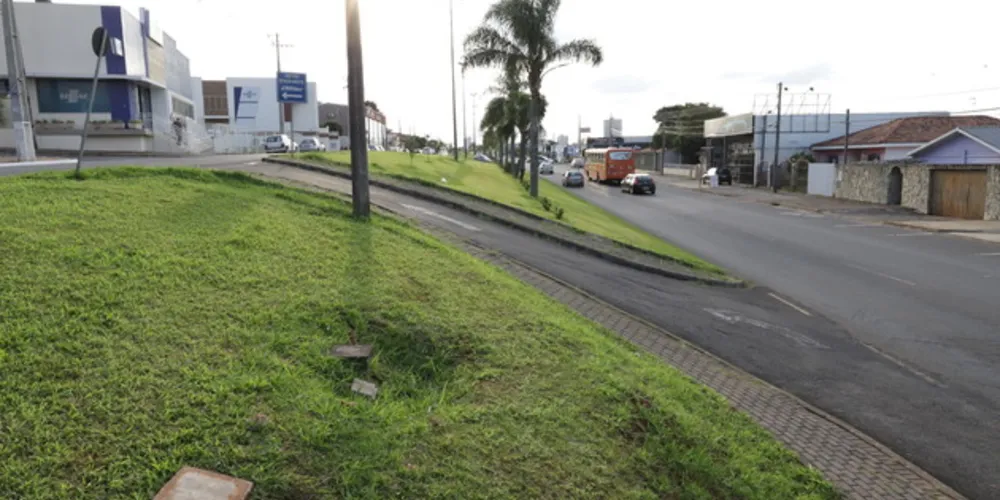 Diversas caixas de passagens de dutos condutores de cabos de energia foram rompidas