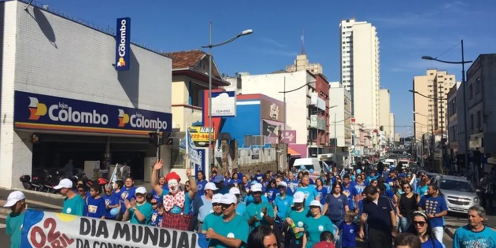 Caminhada foi realizada na manhã desta terça (2), organizada pela Associação de Proteção aos Autistas 