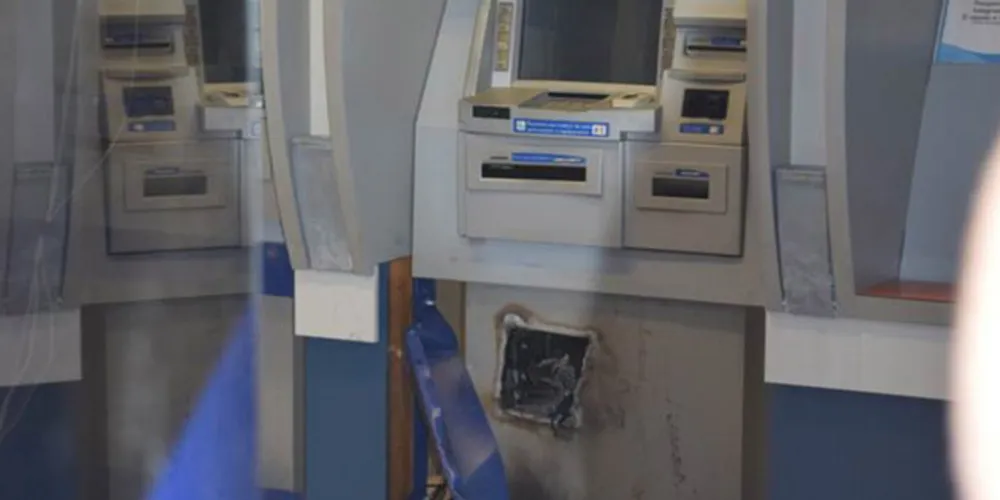 Agência bancária foi alvo de criminosos na madrugada de terça-feira em Arapoti