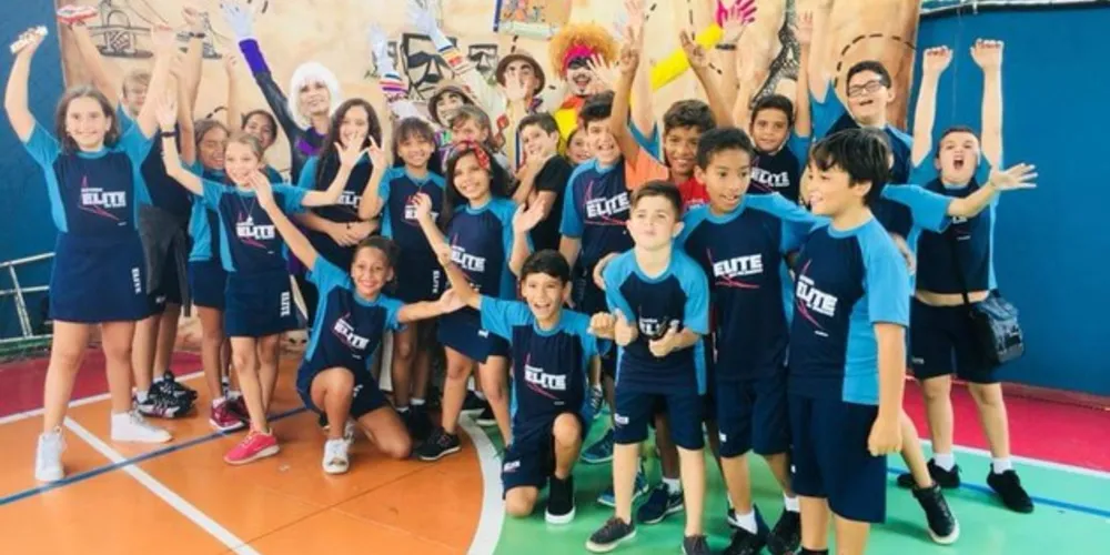 Colégio contrata uma equipe profissional de teatro para a apresentação. Os temas se relacionam às temáticas sociais abordadas em sala de aula