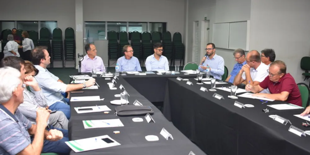 Milla é sabatinado por empresários na Associação Comercial. Plano Diretor e redução de vereadores também pautaram o encontro