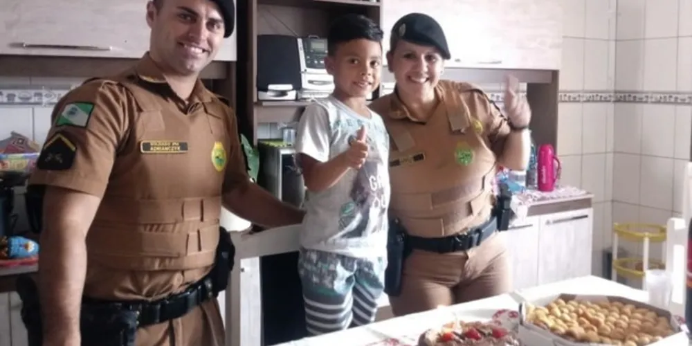 Policiais foram recebidos na casa do menino que completou 5 anos
