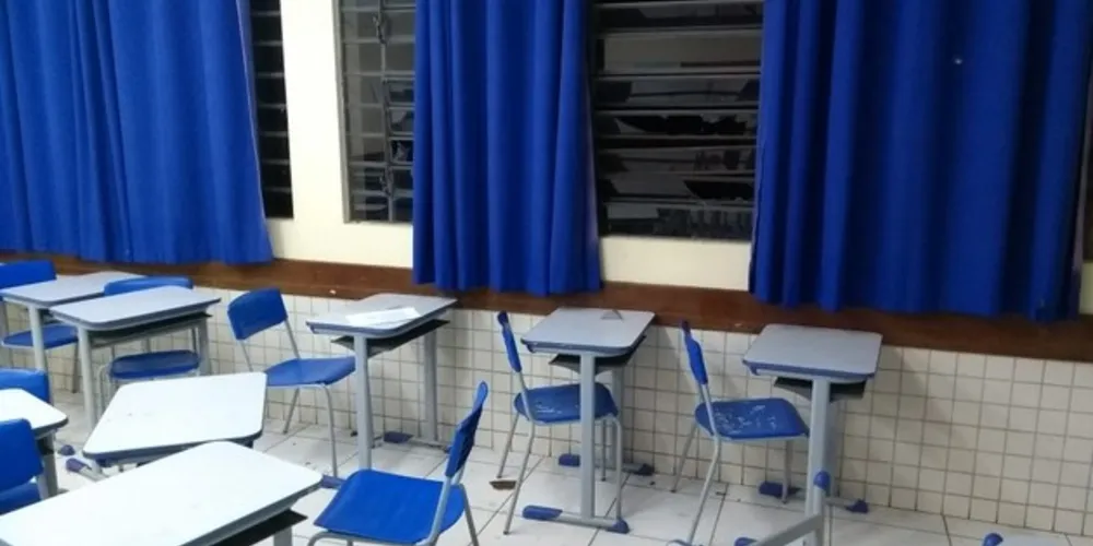 Adolescentes destruíram mesas, cadeiras, vidros e quadro de uma das salas de aula