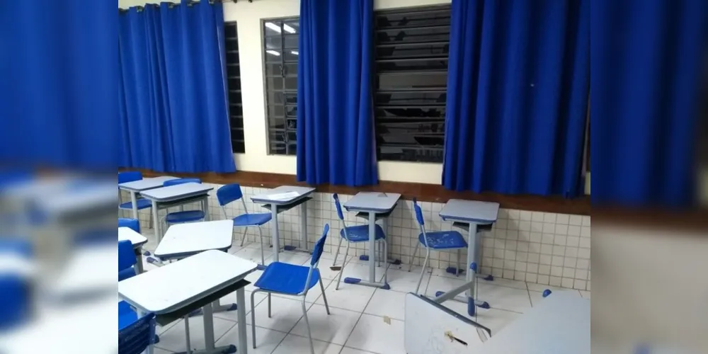 Adolescentes destruíram mesas, cadeiras, vidros e quadro de uma das salas de aula
