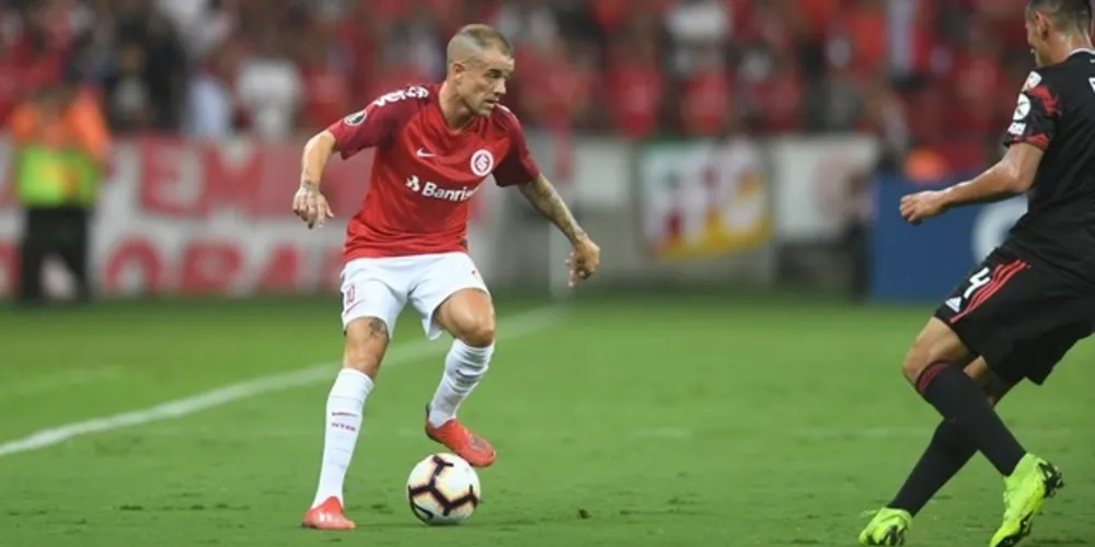 Em lances de bola parada, River buscou o empate dentro do Beira-Rio