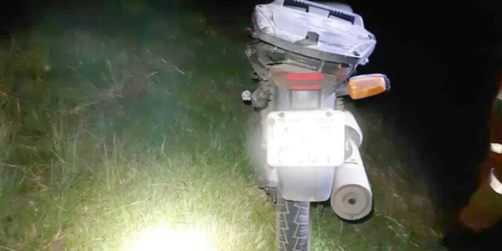 Moto foi parar embaixo do caminhão, mas piloto sofreu apenas lesões leves