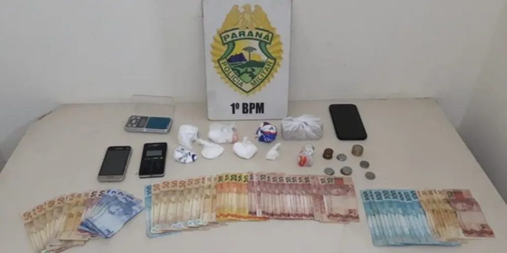 Além de drogas e dinheiro, polícia encontrou máquina de cartão usada por suspeitos de tráfico