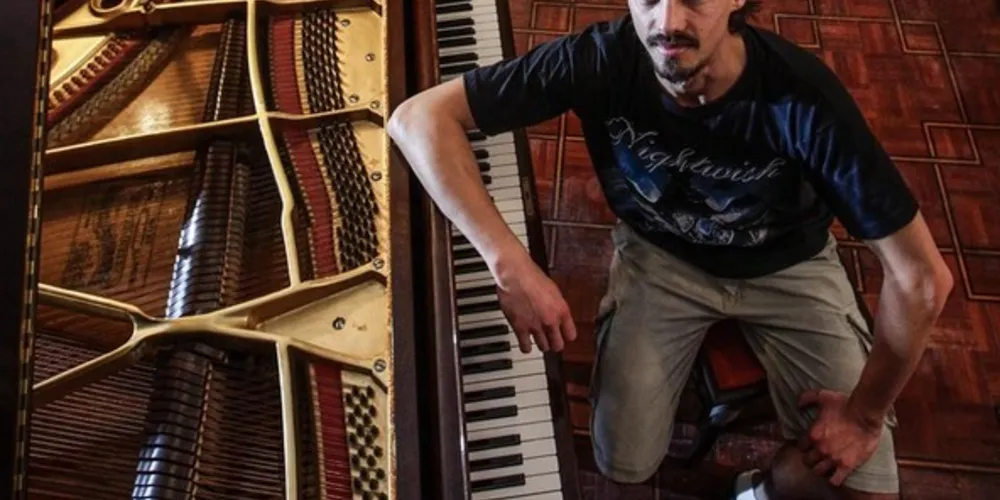 Bruno Hrabovsky toca piano desde os seis anos de idade.