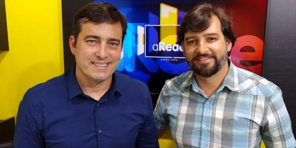 Ao lado do secretário-geral do MDB-PG, Alex Skavronski, João Arruda visitou os estúdios do portal aRede na quinta