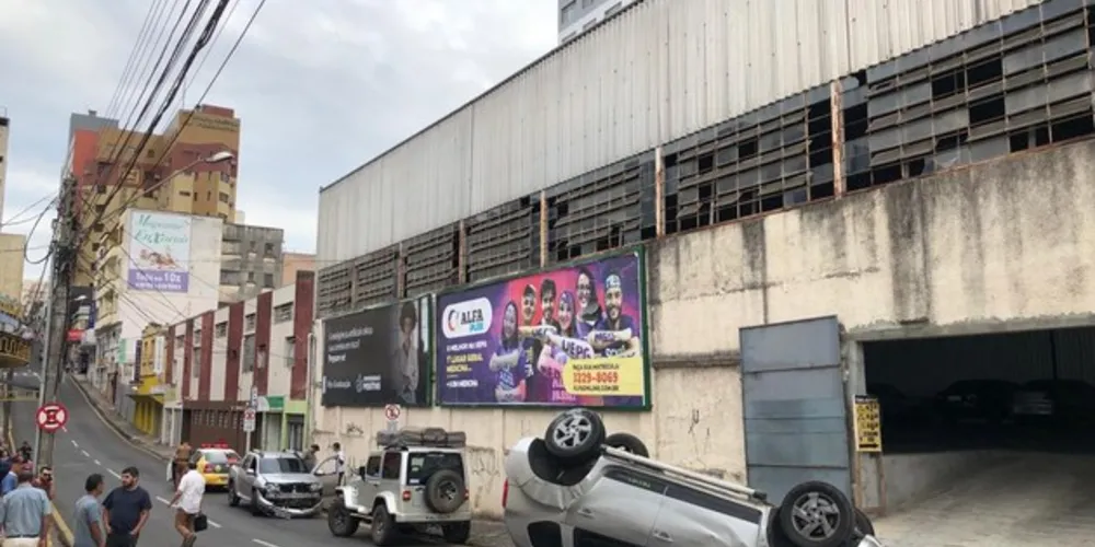 Imagem ilustrativa da imagem Mulher capota veículo no centro de PG