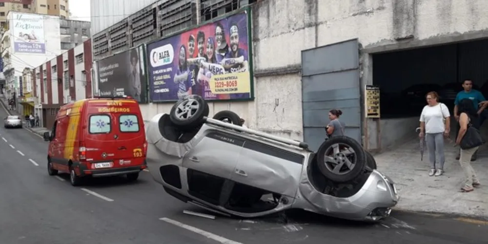 Mulher de 39 anos que conduzia o carro que veio a capotar sofreu apenas ferimentos leves e recusou encaminhamento ao hospital