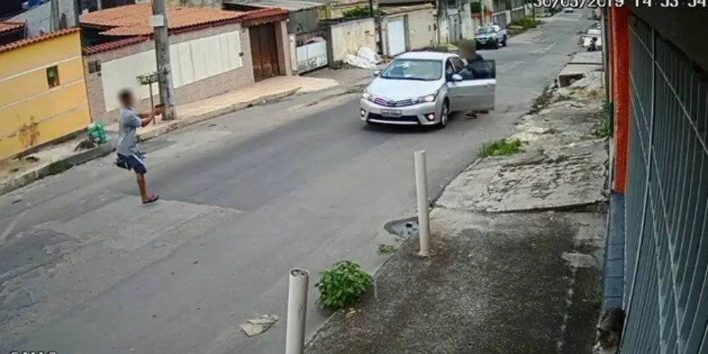 Segundo a polícia, o assalto aconteceu no último sábado, em plena luz do dia, em Nova Iguaçu, na Baixada Fluminense