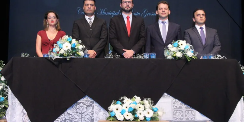 Cerimônia aconteceu na noite desta quinta-feira no Cine Ópera e reuniu políticos e empresários da cidade.