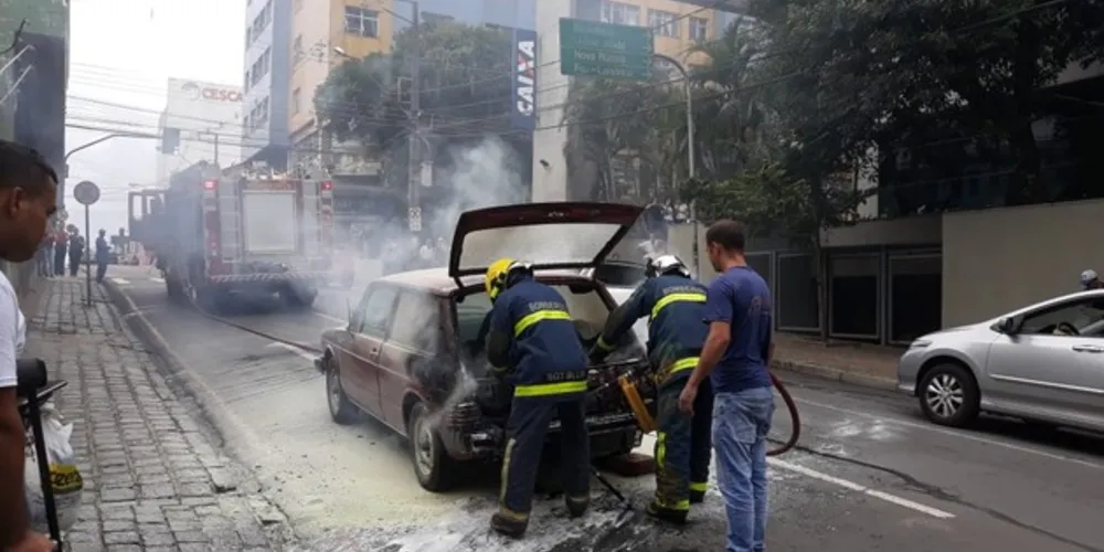 Atendimento ao incêndio interditou a pista no início da tarde