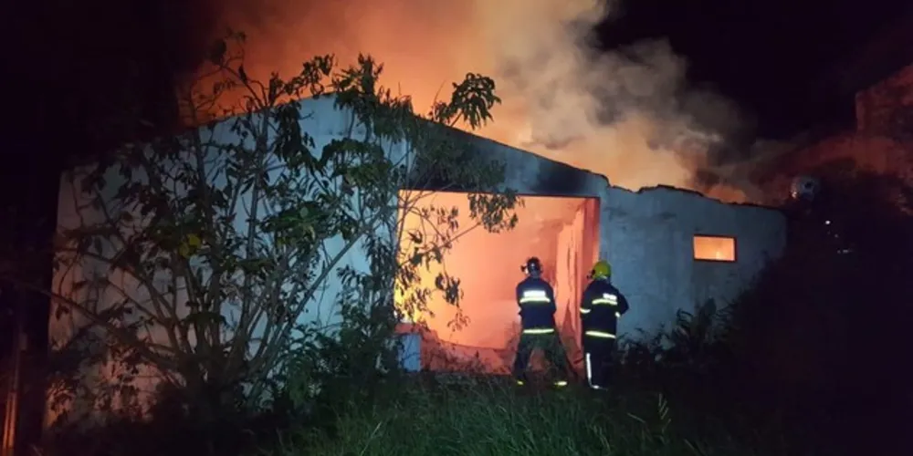 Bombeiros levaram mais de cinco horas para controlar completamente o incêndio