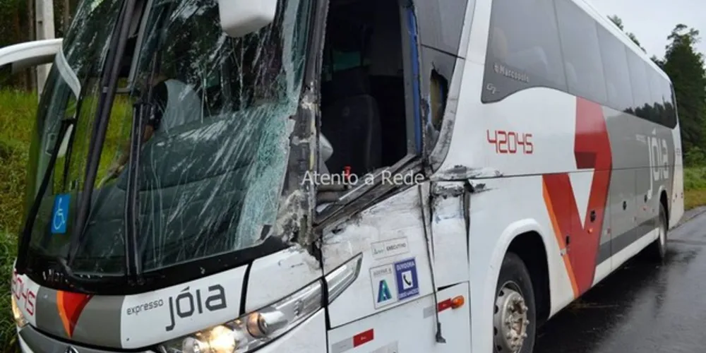 Ônibus colidiu lateralmente com a carreta