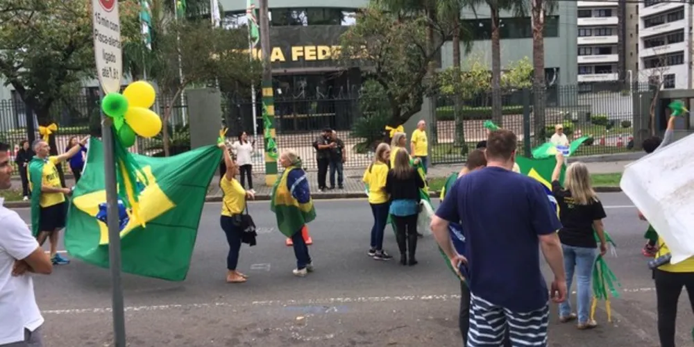 Manifestação ocorreu neste domingo em Curitiba