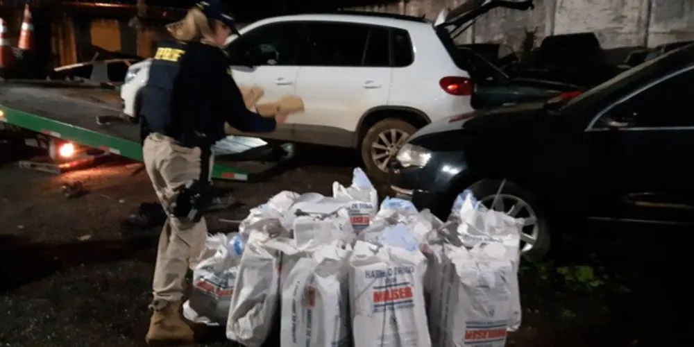 Drogas estavam escondidas em sacos de farinha dentro de carro abandonado