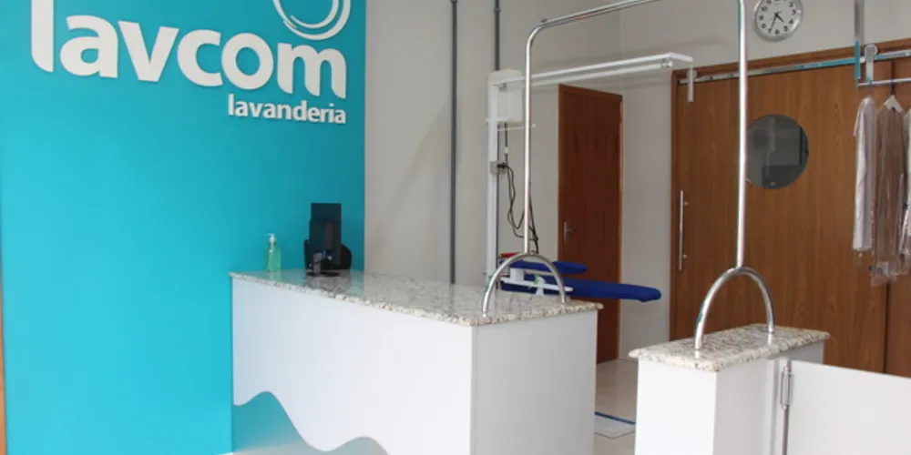 A LavCom limpa, lava, seca, passa, higieniza. Também só lava, só passa, só seca. Deixa limpinhos jalecos, estofados, malas, cortinas, tênis, uniformes etc. Faz pequenos reparos, também, como pregar botões. E ainda retira e entrega a domicílio
