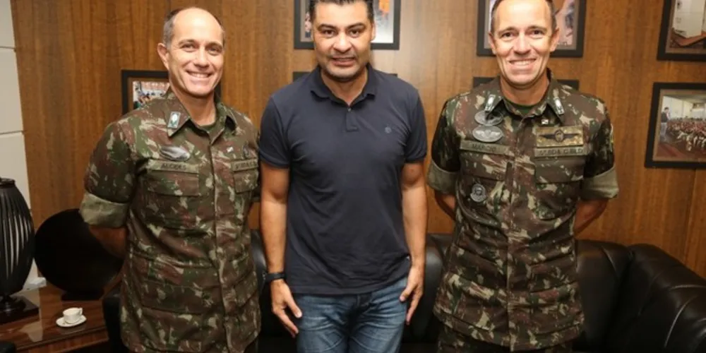 General Alcides apresentou o novo General da 5° Brigada de Cavalaria Blindada, General Marcio de Souza Nunes Ribeiro 