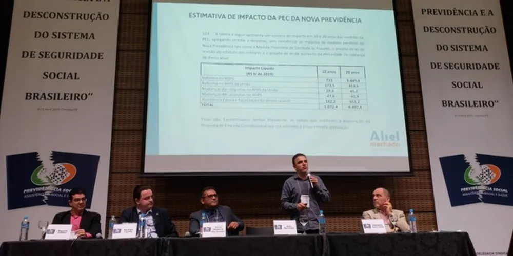 Deputado federal Aliel Machado na palestra em Curitiba sobre os impactos da Reforma da Previdência proposta pelo Governo Federal