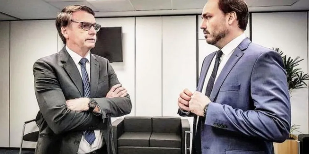 Presidente Jair Bolsonaro (PSL) admitiu a participação do filho Carlos Bolsonaro na operação de suas redes sociais