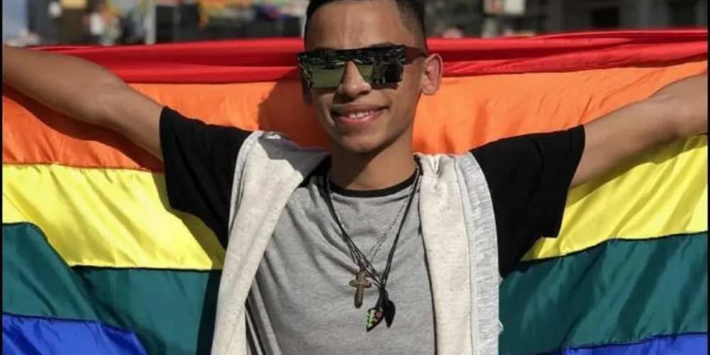 Junior Vieira afirma ter sido vítima de homofobia ao levar namorado para assistir ao filme Shazan
