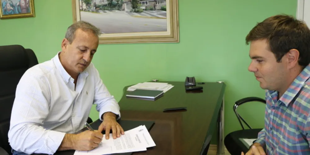 Prefeito assina Ordem de Serviço para pavimentação do Santa Terezinha 
e Estrada da Santinha. Aporte se aproxima de R$ 2 milhões