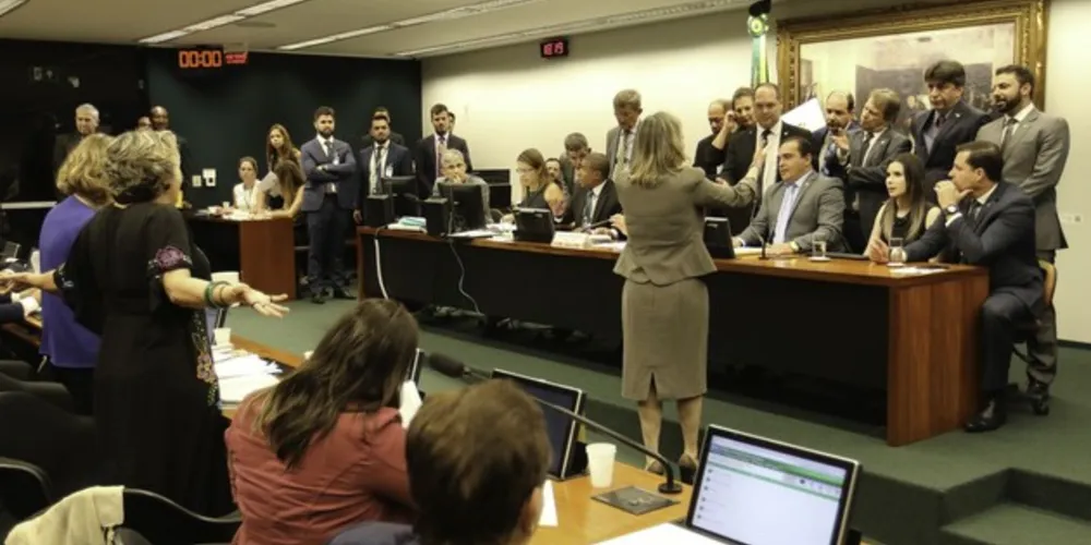Sessão foi marcada por bate-boca e protestos de deputados de oposição à reforma