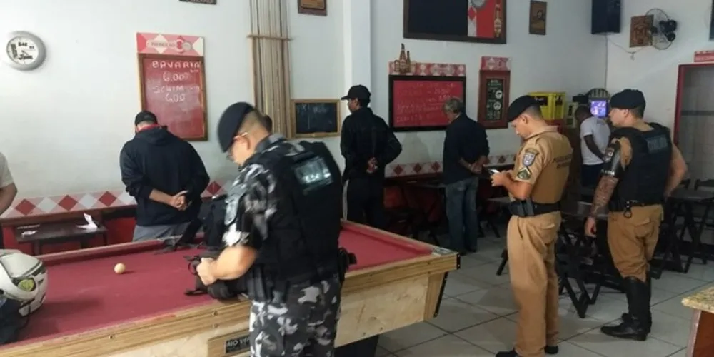 Um dos clientes do bar era foragido do sistema prisional e foi levado até a delegacia