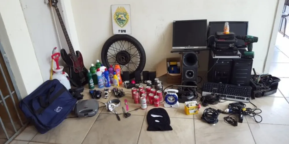 Policiais militares surpreenderam-se com a quantidade de objetos encontrados em dois imóveis