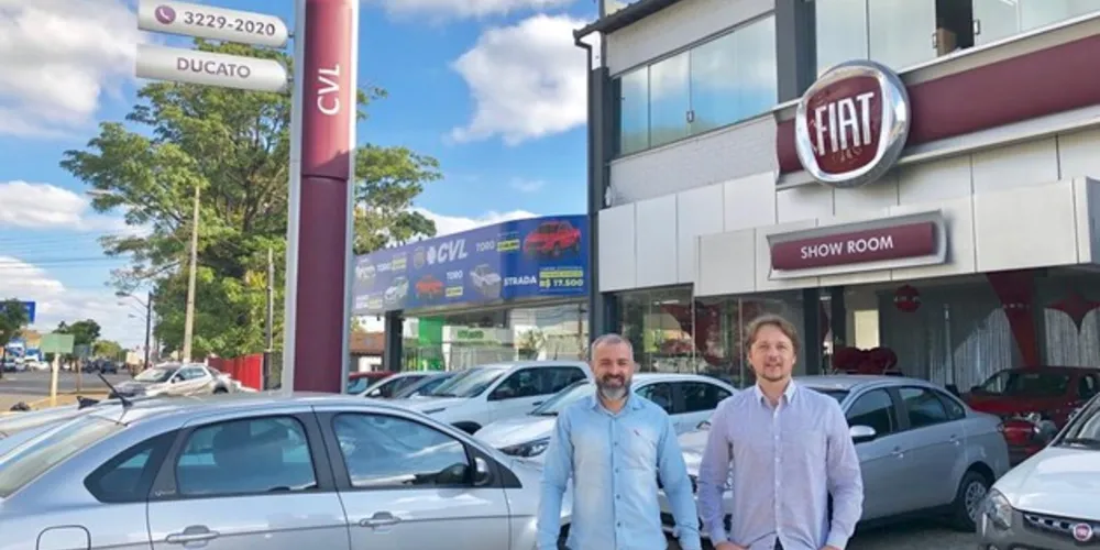Cleverson Barros, gerente comercial de vendas, junto com Fábio Catapan, consultor comercial do Grupo FCA
