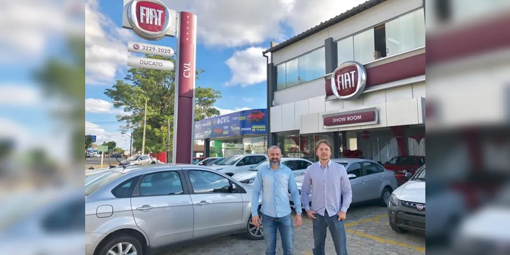 Cleverson Barros, gerente comercial de vendas, junto com Fábio Catapan, consultor comercial do Grupo FCA