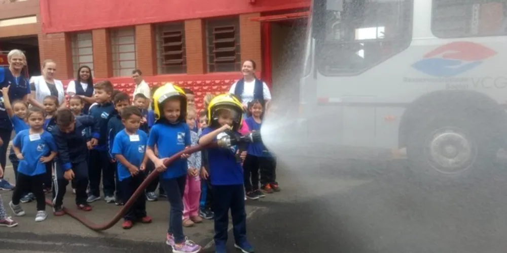 Imagem ilustrativa da imagem Visita aos Bombeiros oportuniza experiências em PG