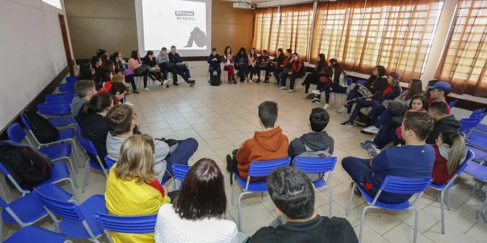 A professora de sociologia, Priscila Matos Drosoek, profere palestra sobre bullying no Colégio Estadual São Cristovão, em São José dos Pinhais.
São José do Pinhais, 10-04-19.
Foto: Arnaldo Alves / ANPr.