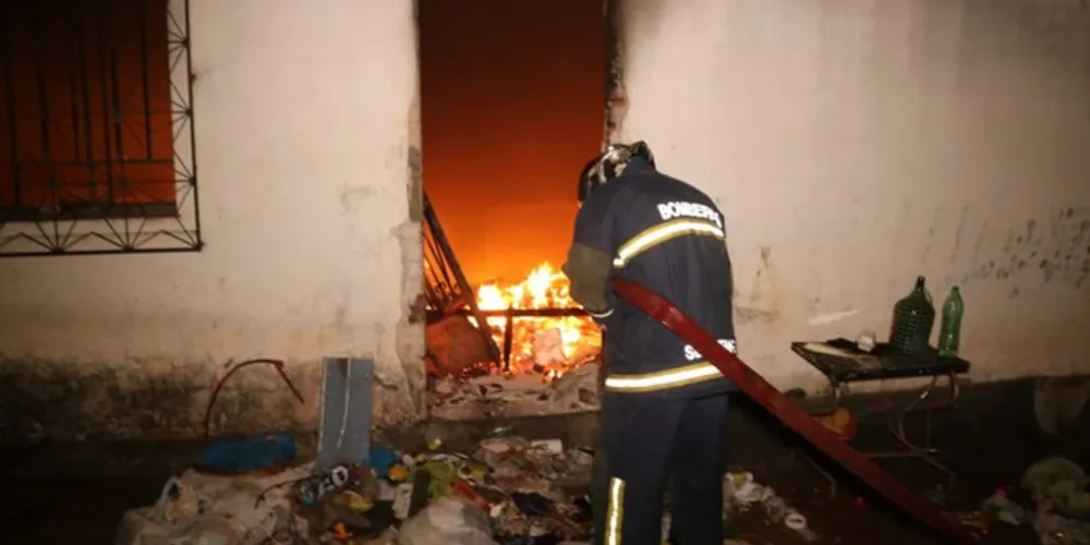Fogo foi controlado pelos bombeiros e ninguém ficou ferido