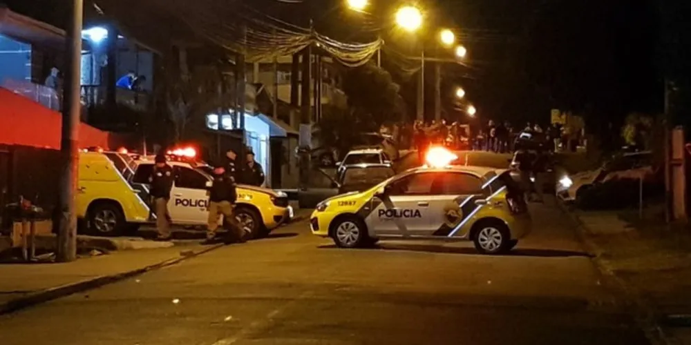 Crime aconteceu na noite desta quarta-feira e deixou mulher gravemente ferida