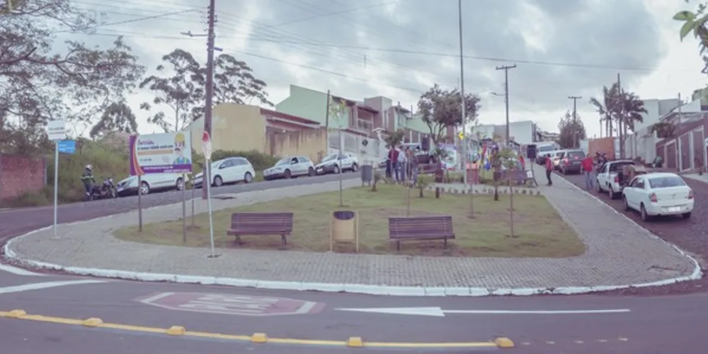 Praça não possui  playground por possuir um terreno íngreme 