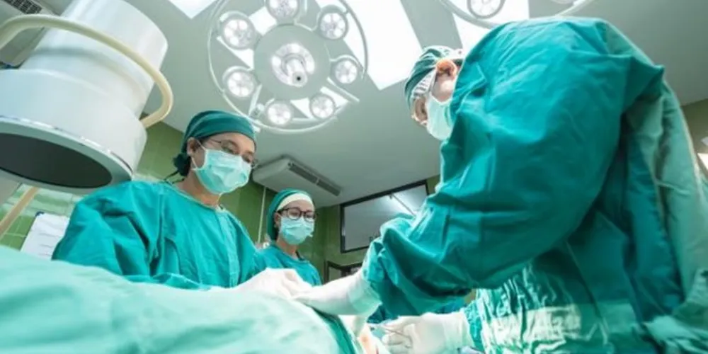 Médicos usaram um bisturi para drenar o local e diminuir o inchaço. O paciente ficou com um cateter e curativo