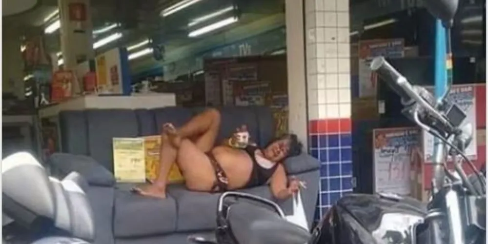 Ela usa poucas roupas, segura uma garrafa numa das mãos e na outra um cigarro. A imagem viraliza nas redes sociais e em grupos de WhatsApp