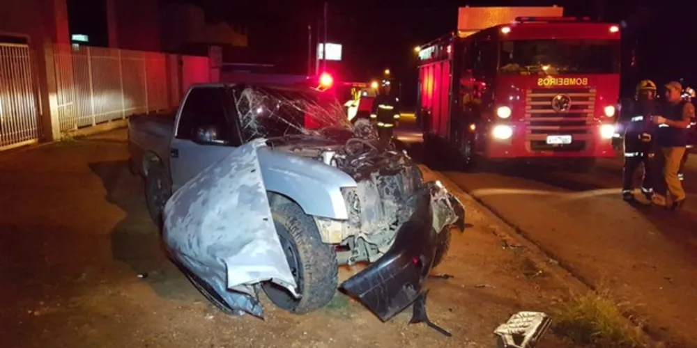 Motorista da caminhonete foi levado ao HU pelas equipes dos bombeiros e Samu