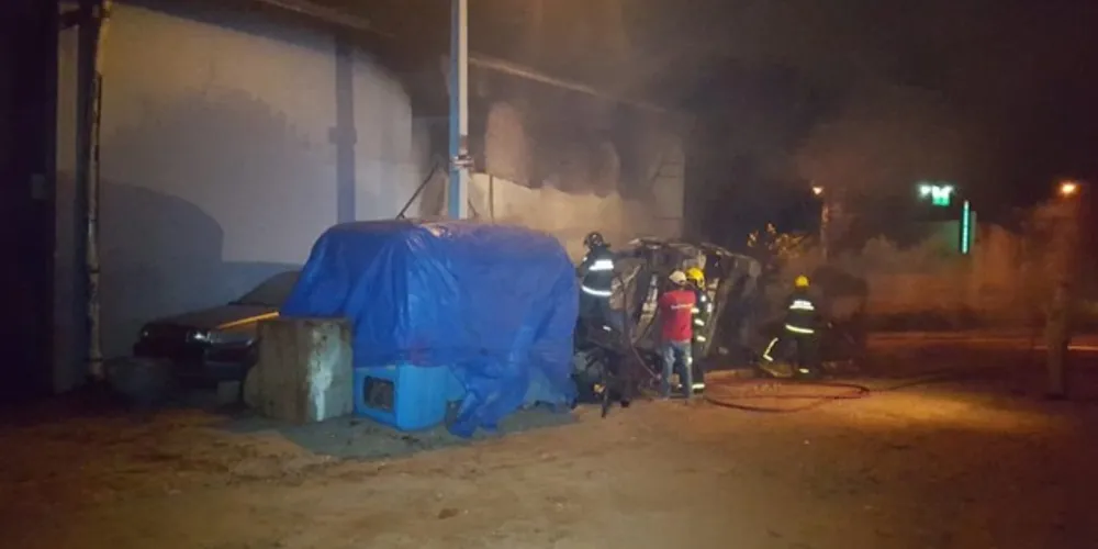 Fogo pode ter origem criminosa, já que não havia energia elétrica no local