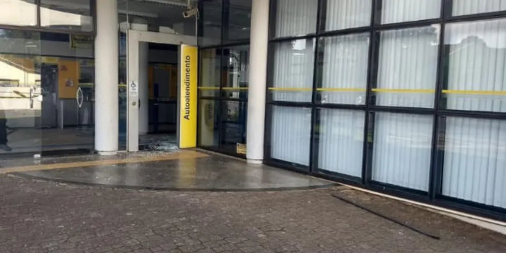 Bandidos quebraram parede nos fundos da agência para tentar arrombar o cofre