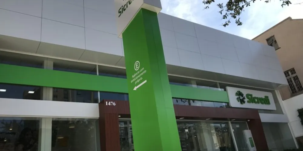 A agência da Avenida Batel tem 816 metros quadrados, com área de caixas, atendimento personalizado e espaço para os associados realizarem reuniões ou trabalharem